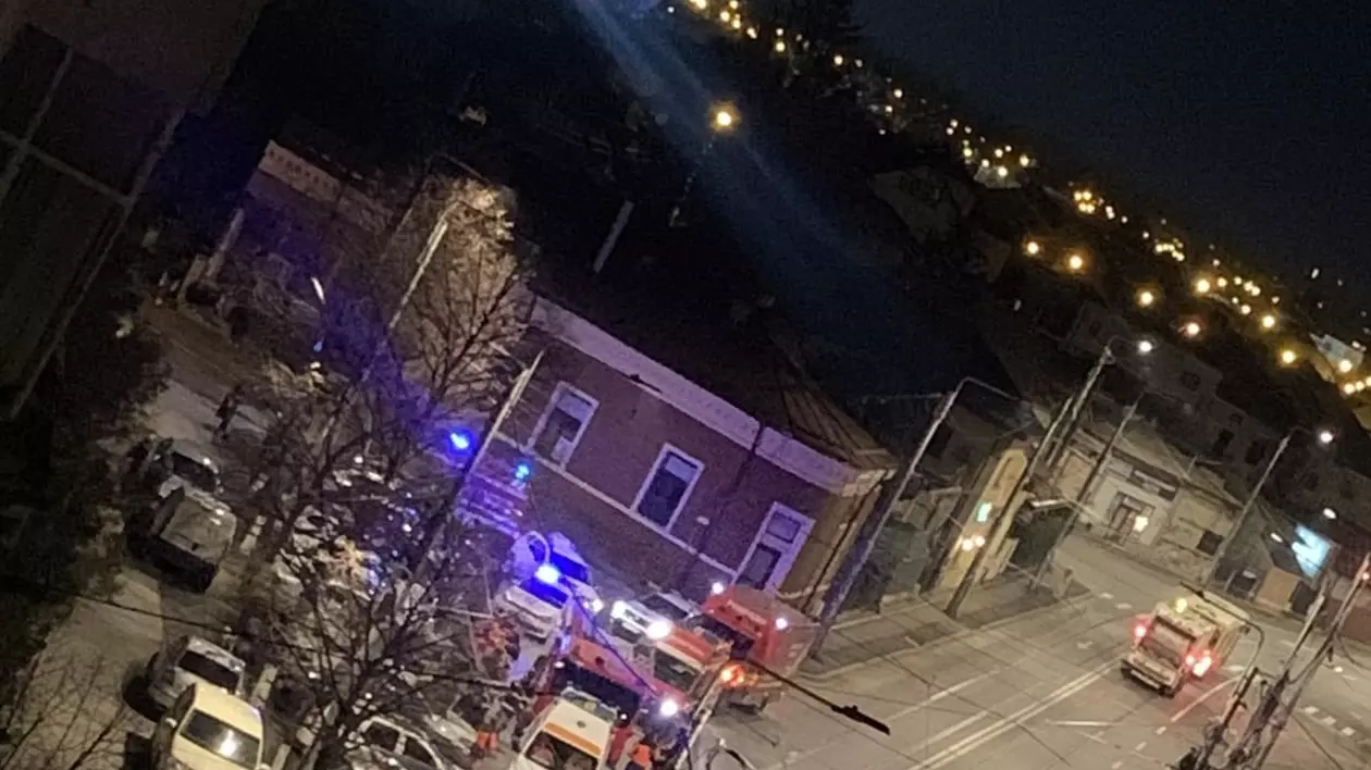 Locatarii unui bloc din Ploiești, evacuați din cauza unui miros suspect pe casa scării. Trei persoane au primit îngrijiri medicale