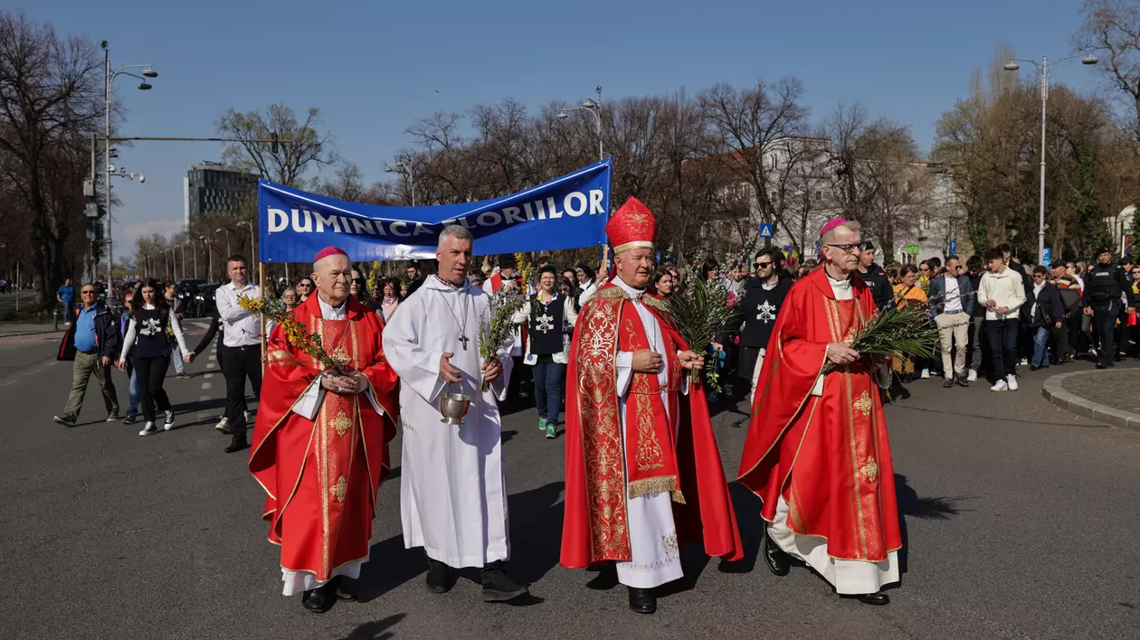 Catolicii au sărbătorit Floriile. Imagini de la procesiunea religioasă din București, care a dus la restricții în trafic