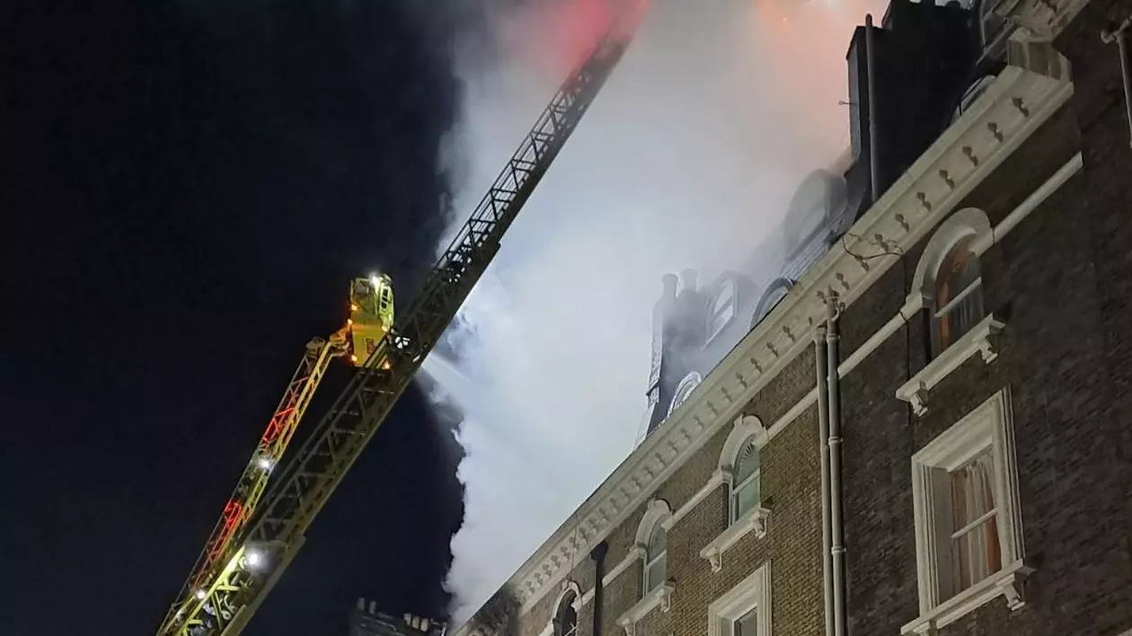Incendiu de amploare la Londra, într-o clădire de apartamente. 130 de oameni au fost evacuați, 11  au fost duși la spital