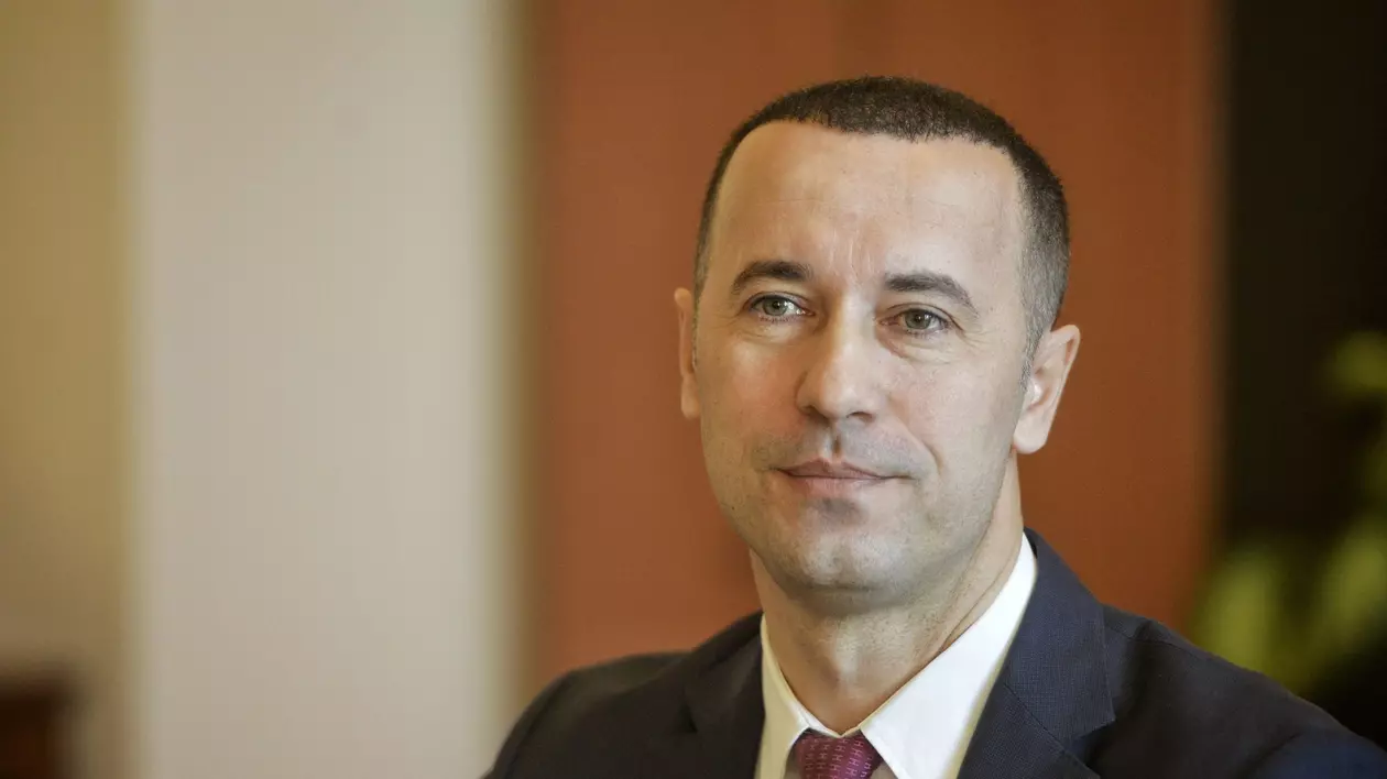 Iulian Dumitrescu respinge acuzațiile conform cărora ziariștii critici au fost sechestraţi: o jurnalistă s-a închis cu cheia în Palatul Administrativ