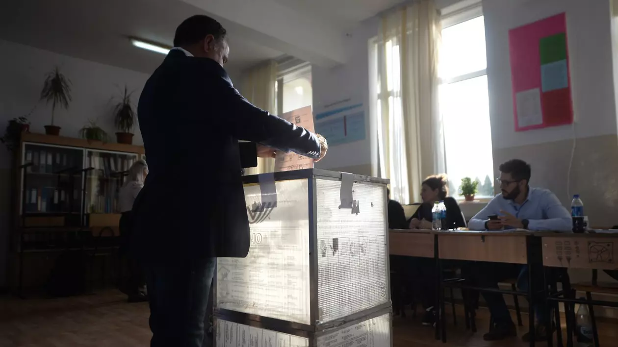 Alegerile prezidențiale pot fi organizate în septembrie, a decis Parlamentul. Legea a fost atacată la CCR de USR și Forța Dreptei