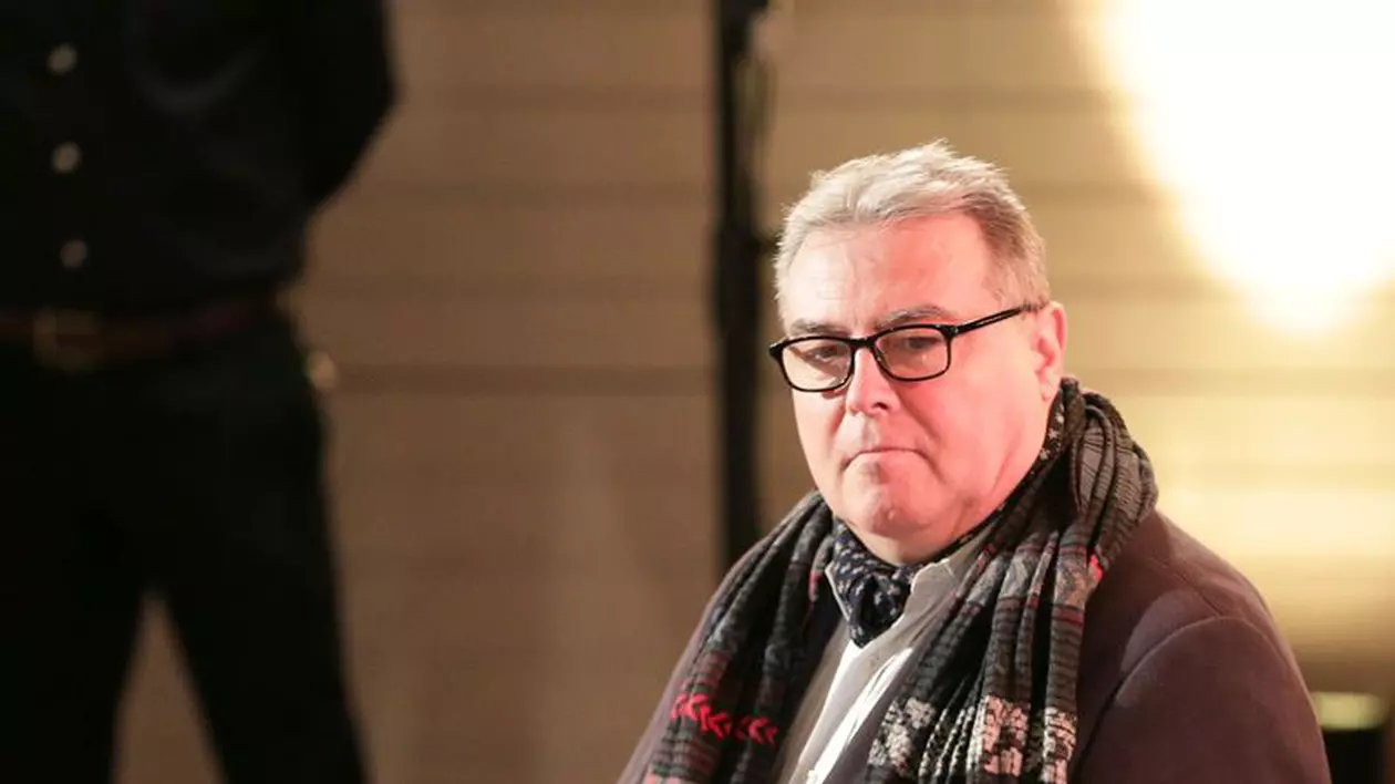 Adrian Cioroianu, DERAPAJ într-un schimb de replici cu Godină, pe Facebook: „Rog nu vă sinucideți, deși oglinda nu vă mintea”