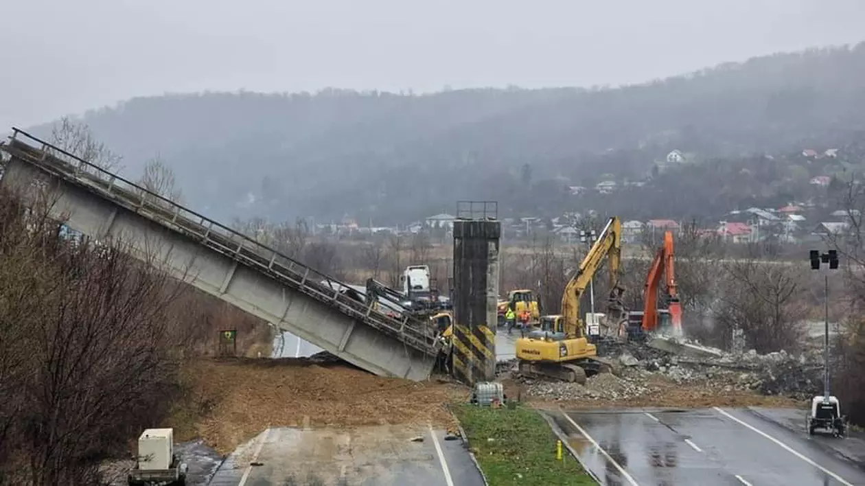 A început demolarea podului de cale ferată din Prahova. Circulația pe DN1, complet blocată cel puțin două zile | VIDEO
