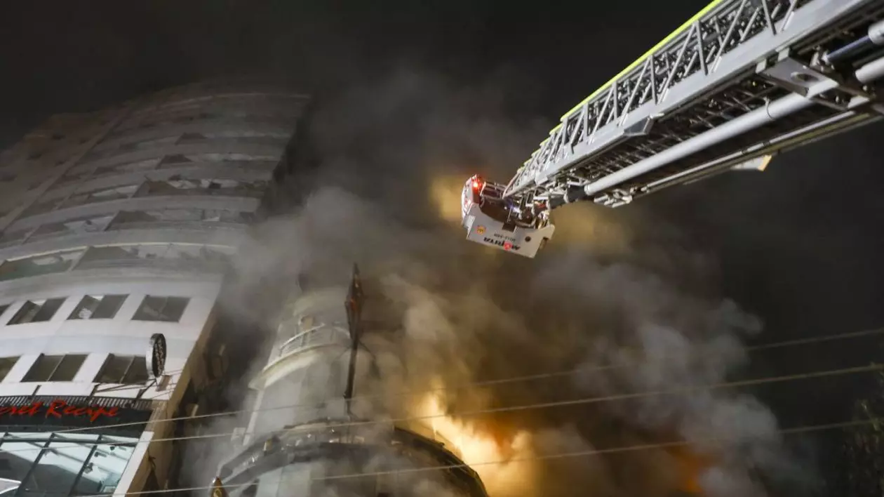 Incendiu puternic într-o clădire din capitala Bangladesh-ului. Cel puțin 45 de persoane au murit