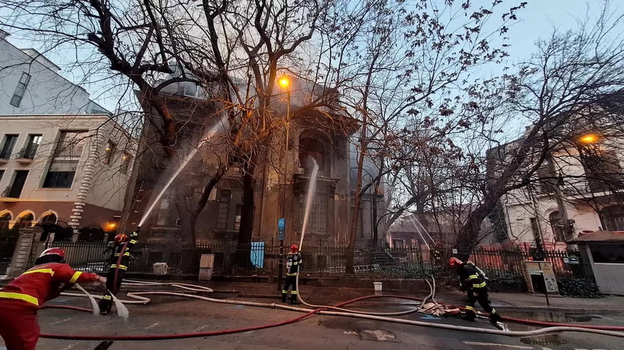 Incendiu puternic la o clădire veche din București. Pompierii au intervenit cu 8 autospeciale de stingere