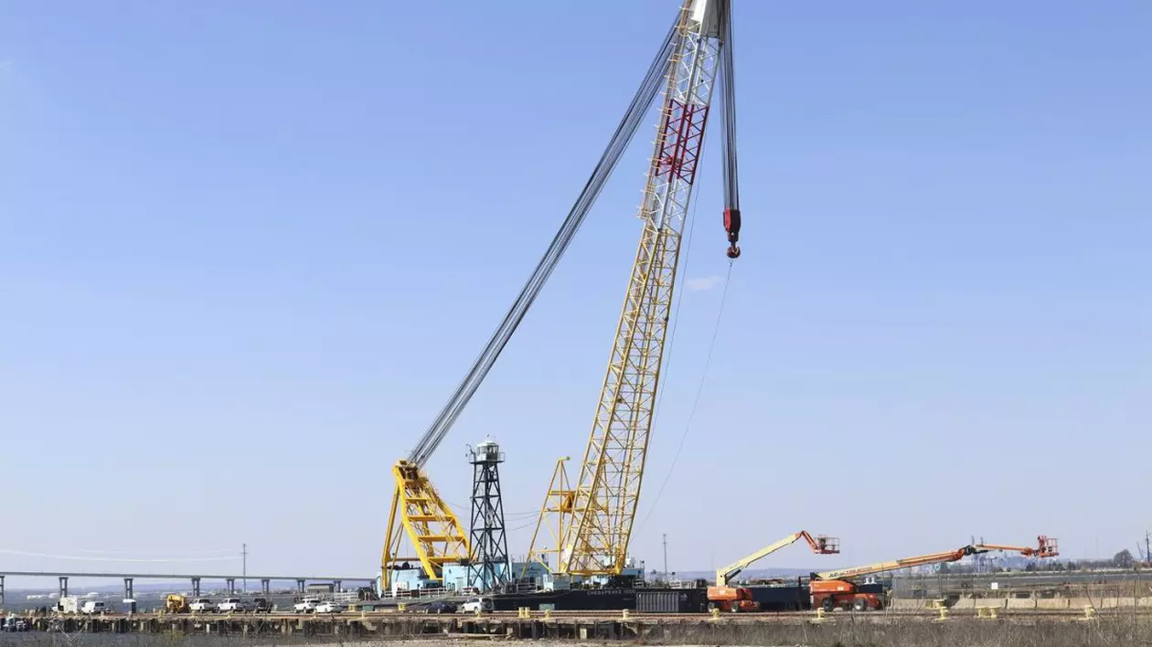 Resturile podului prăbușit din Baltimore, îndepărtate cu cea mai mare macara operațională de pe coasta de est a SUA. Poate ridica până la 1.000 de tone