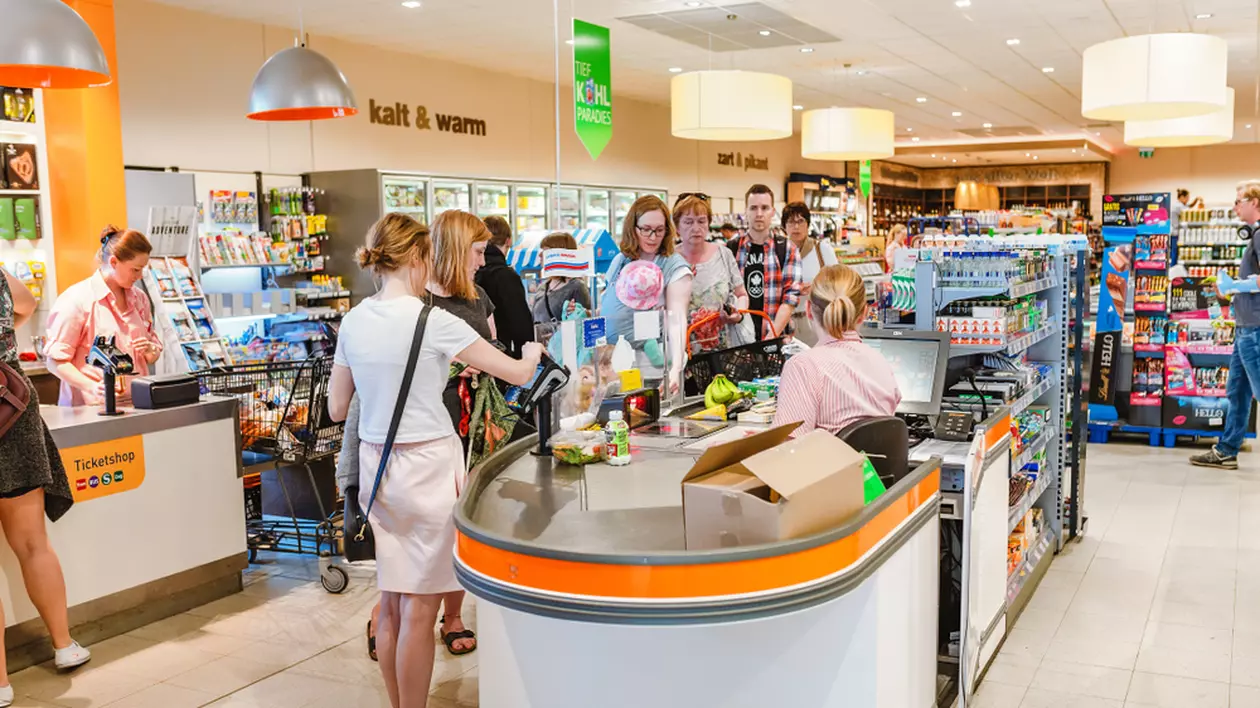 În ce ţări europene magazinele sunt închise duminica - Imagine cu mai multe persoane la coadă, la casa de marcat a unui supermarket.
