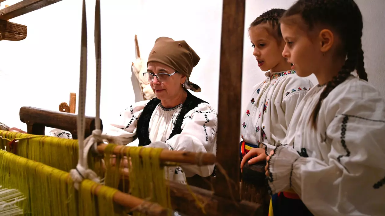 Satele din Apuseni unde copiii învață fericiți o meserie seculară. Țelul suprem: cămașa cu ciupag, „semnul identitar al românilor din Transilvania”