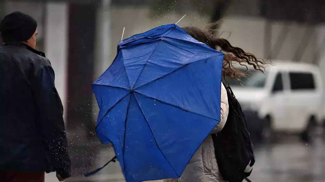 Vânt puternic în sud-vestul țării. Zonele vizate de avertizări cod galben și portocaliu. Vreme răcoroasă și ploi în București