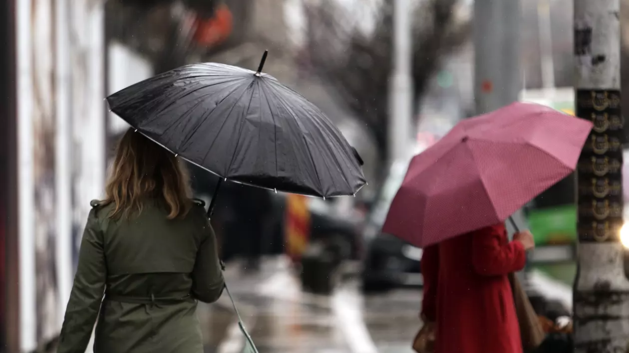 Vremea se schimbă: ploi torențiale și temperaturi cu până la 15 grade Celsius mai scăzute. Cum arată prognoza