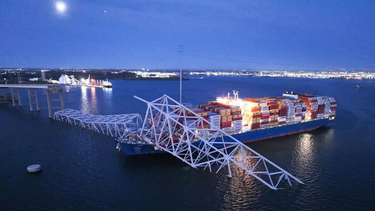 Un pod din Baltimore s-a prăbușit după ce a fost lovit de o navă cargo. Șase oameni dispăruți, autoritățile le caută trupurile | VIDEO