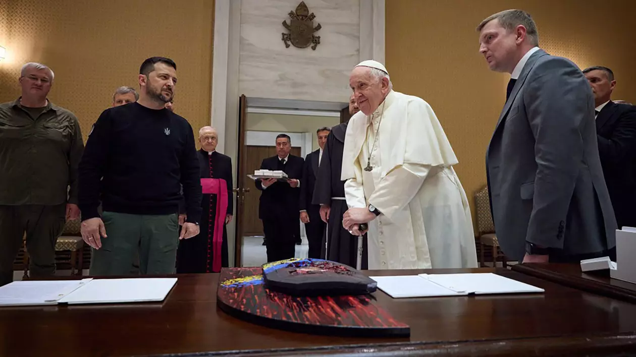 Kievul îi dă replica lui Papa Francisc după propunerea privind „steagul alb”: „Drapelul nostru este galben şi albastru”