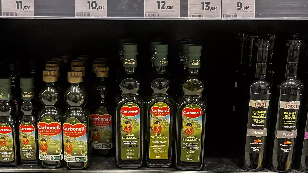 ,,Aurul lichid" a ajuns păzit cu lacăte. Uleiul de măsline, cel mai furat produs în multe supermarketuri din Spania. FOTO