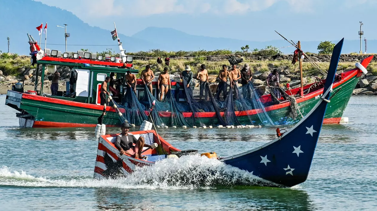 Zeci de persoane sunt date dispărute după ce o barcă s-a scufundat în Indonezia. 11 pescari au fost găsiți în viață, la trei zile după naufragiu