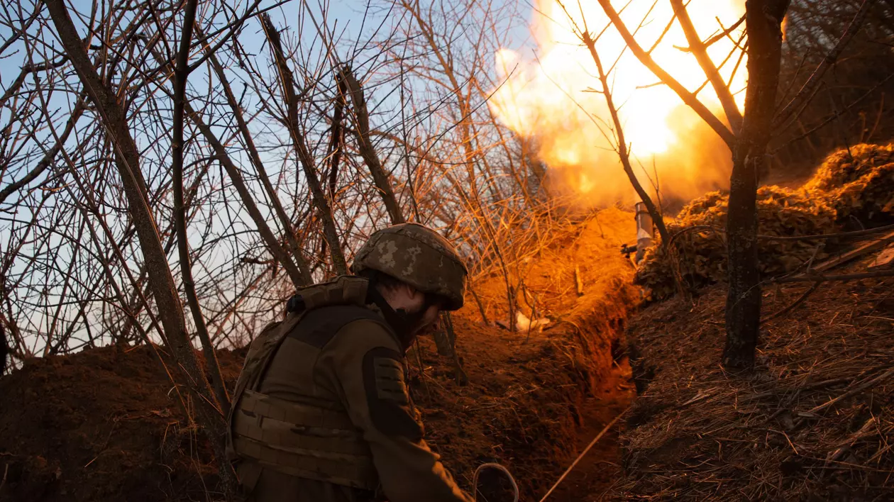 „Ne retragem sau așteptăm până când suntem uciși cu toții”. Armata rusă avansează în Donețk, exploatând apărarea vulnerabilă a Ucrainei
