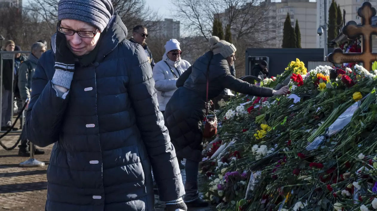 "Abia se mai vede crucea de atâtea flori". Rușii continuă să vină la mormântul lui Aleksei Navalnîi pentru a treia zi consecutiv