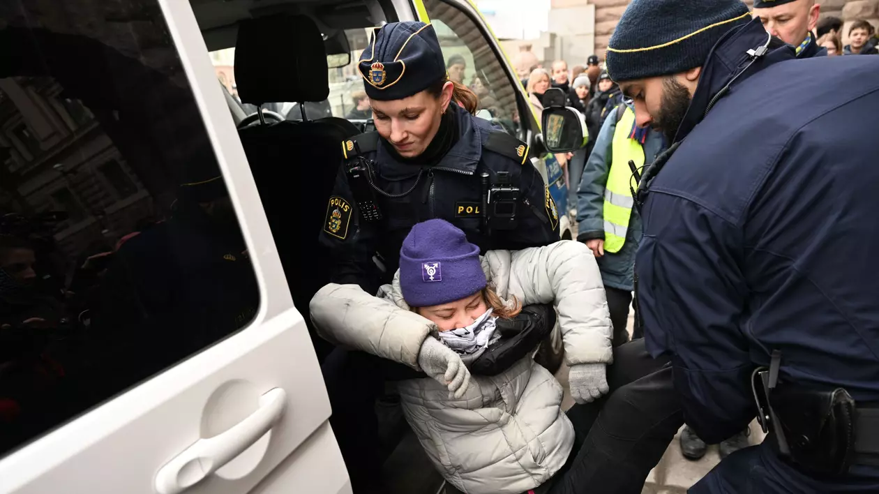 Greta Thunberg, amendată pentru că a blocat intrarea în Parlamentul suedez