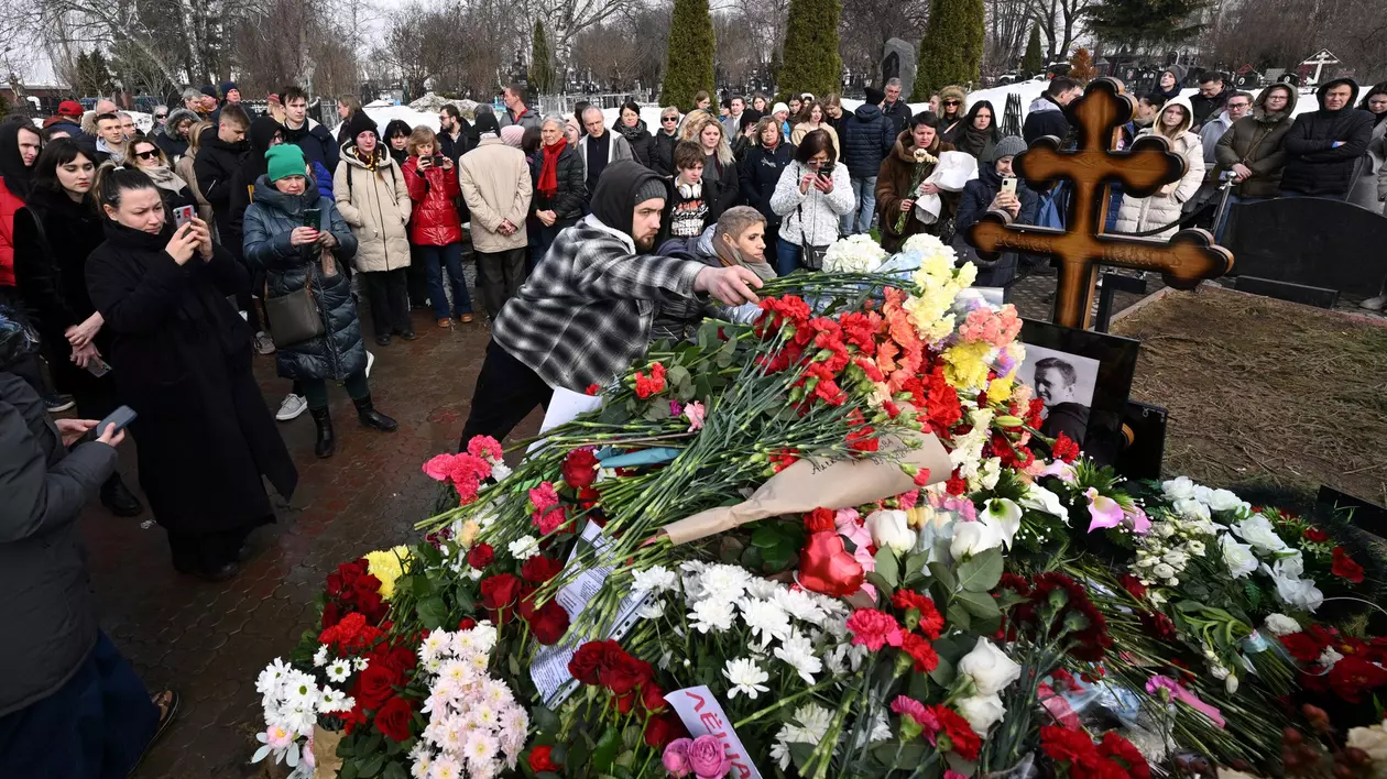 Zeci de ruşi au venit la mormântul lui Aleksei Navalnîi, pentru a-şi exprima simbolic votul pentru fostul opozant al lui Putin: „Te alegem pe tine"