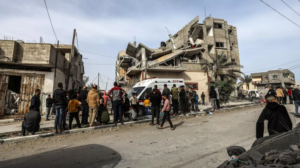 Bombardamentele israeliene asupra Rafah stârnesc teama că asaltul este iminent: „Erau toți împreună, când dintr-odată au dispărut ca praful”