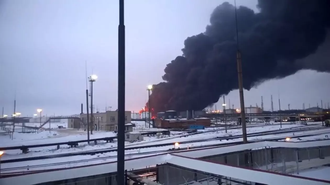 Rusia, confruntată cu atacuri ucrainene asupra rafinăriilor sale, îi cere Kazahstanului să fie pregătit să-i livreze 100.000 de tone de benzină - Reuters