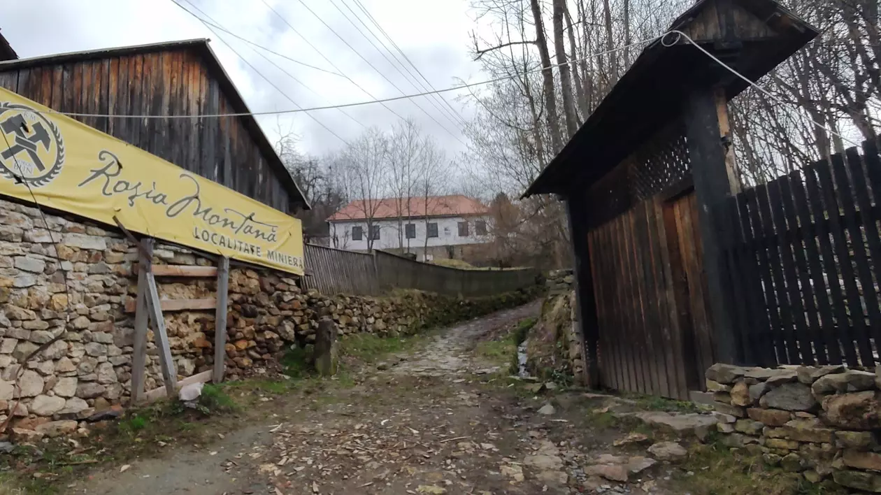 ANAF caută să recupereze cele 9,5 milioane de dolari datorate României de Gabriel Resources. Primul pas: sechestru pe acțiunile societății. Sute de case din Roșia Montană, vizate pentru vânzare