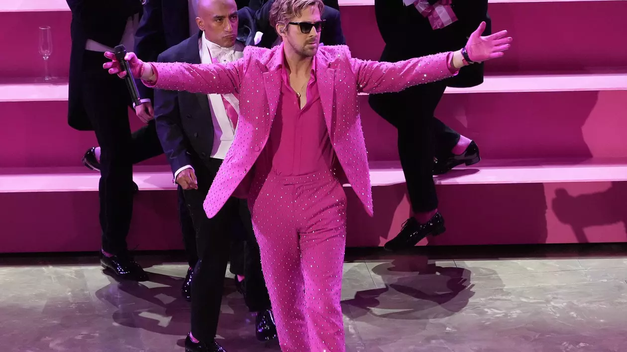Ryan Gosling, într-un costum roz strălucitor pentru reprezentația epică de la Premiile Oscar 2024. A cântat „I’m Just Ken” din filmul Barbie | VIDEO