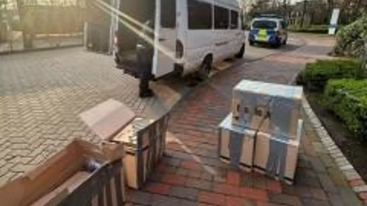 O româncă a primit în Danemarca 5 cutii cu bunuri de 21.000 de euro, să le aducă în țară, dar poliția i le-a luat, în Germania: „Cui aparțin de fapt?”
