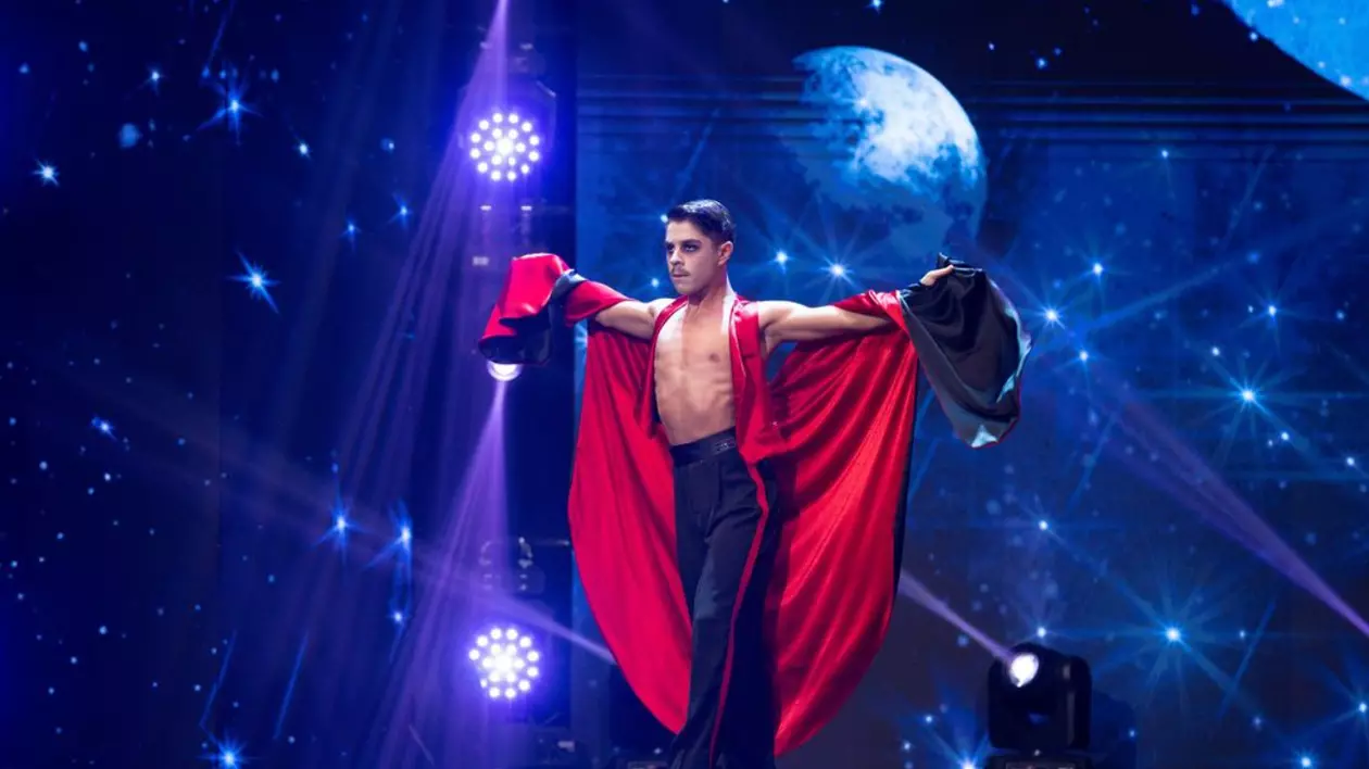 Cine e Valentin Lupu, adolescentul care a dansat costumat în Dracula la „Românii au talent”: „Tu ai reușit să iei mințile unui jurat!”