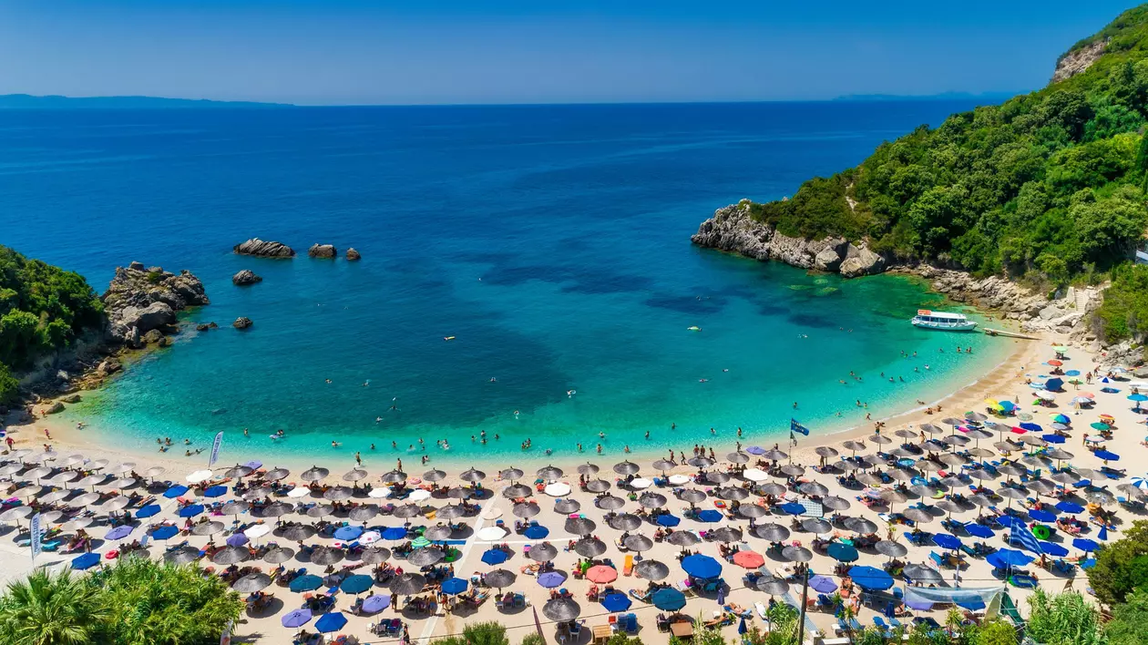 Reguli noi pe plajele din Grecia, după „mișcarea prosoapelor”. Respectarea lor, monitorizată cu drona