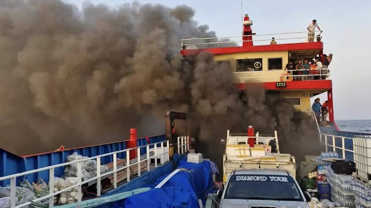 Un feribot a luat foc, în Thailanda. 108 oameni au fost salvați, unii dintre ei s-au aruncat peste bord