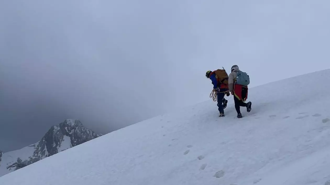 Doi turiști olandezi, salvați de pe munte cu elicopterul, de la aproape 3.000 de metri altitudine: „Erau în trening și în adidași”