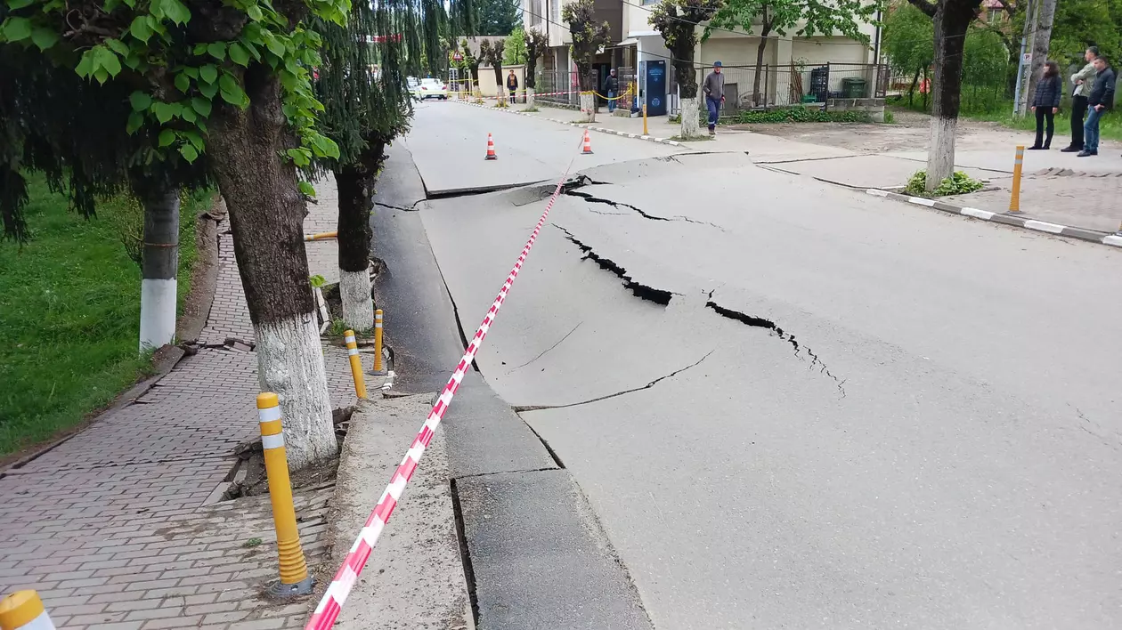 Măsurile luate de autorități în Slănic Prahova, după ce o stradă s-a surpat. Zeci de persoane au fost evacuate