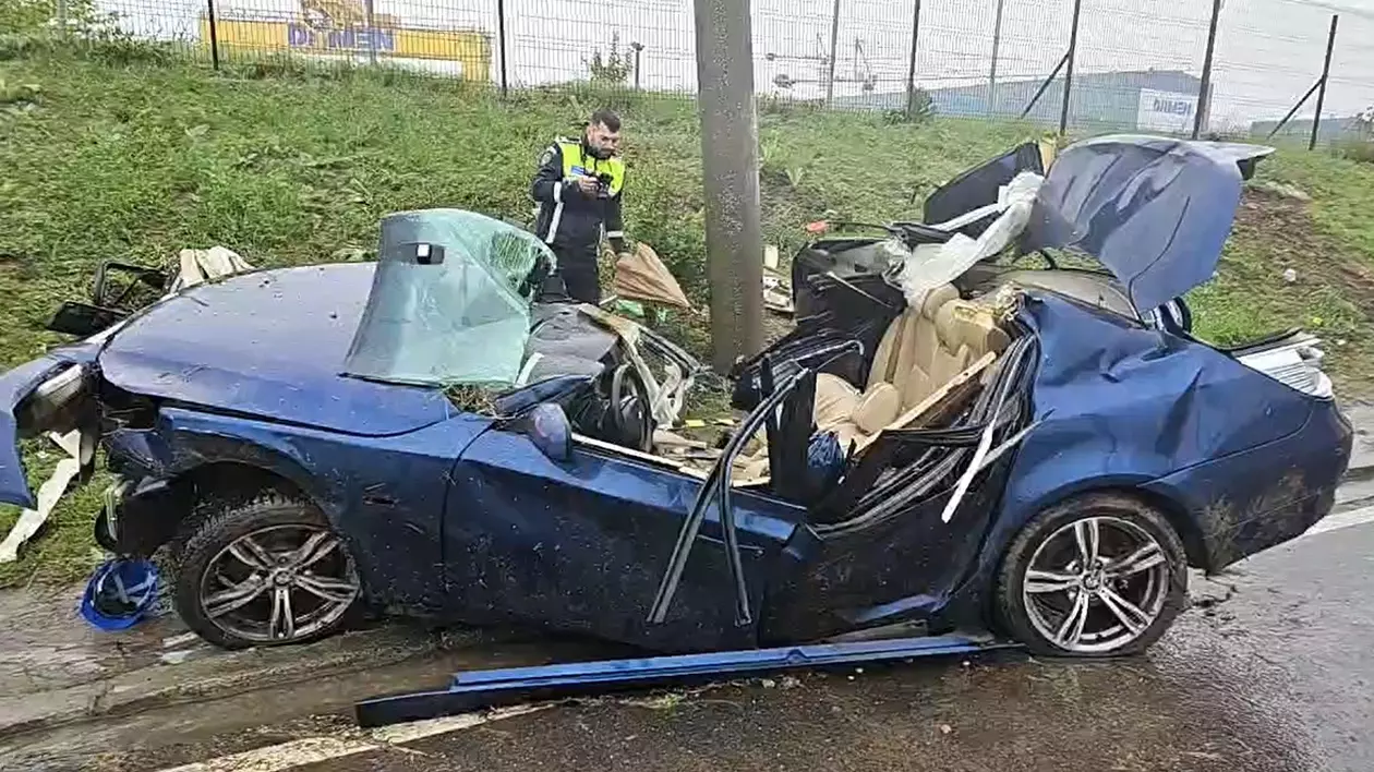 Șofer mort la 2 Mai, după ce a intrat cu BMW-ul într-un stâlp. Pasagerului din dreapta i s-au amputat falangele
