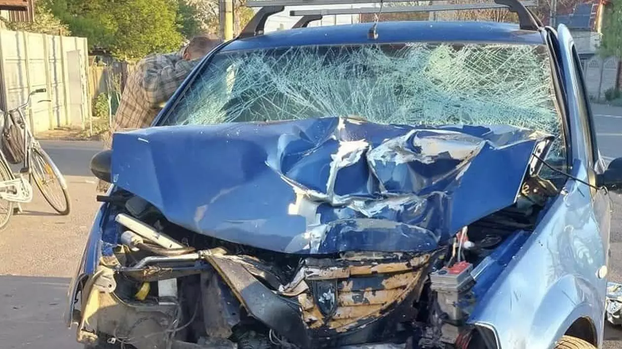 Un șofer care fugea de poliție, în Roșiori de Vede, a murit după ce a intrat cu mașina într-un stâlp