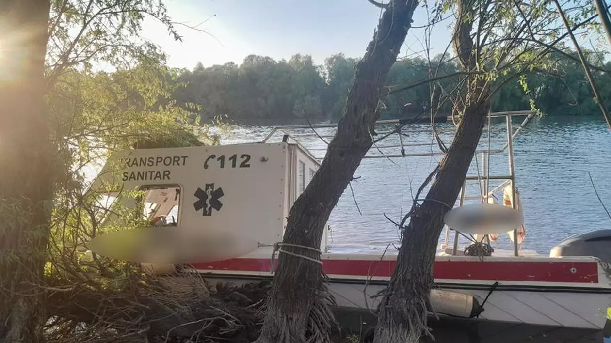 Accident cu o ambulanţă navală în Delta Dunării, în care au fost implicate patru persoane. În ce stare sunt victimele