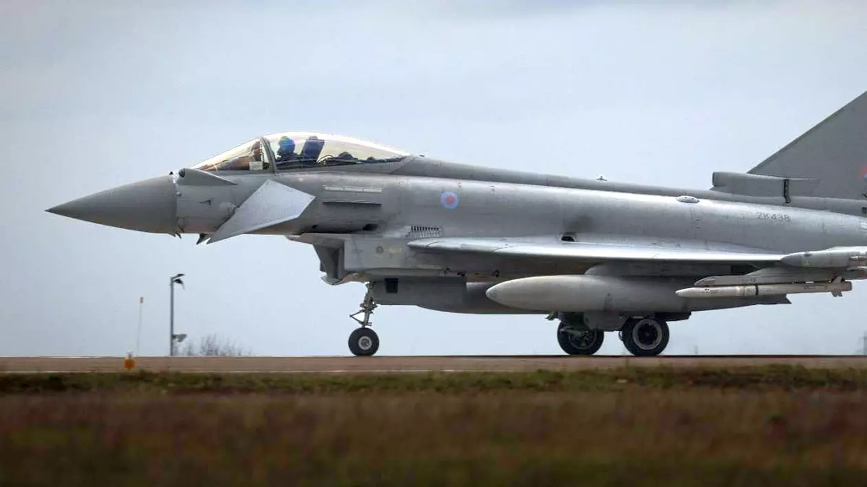 Avion Typhoon stationat la baza Mihail Kogalniceanu. Foto: Facebook MApN