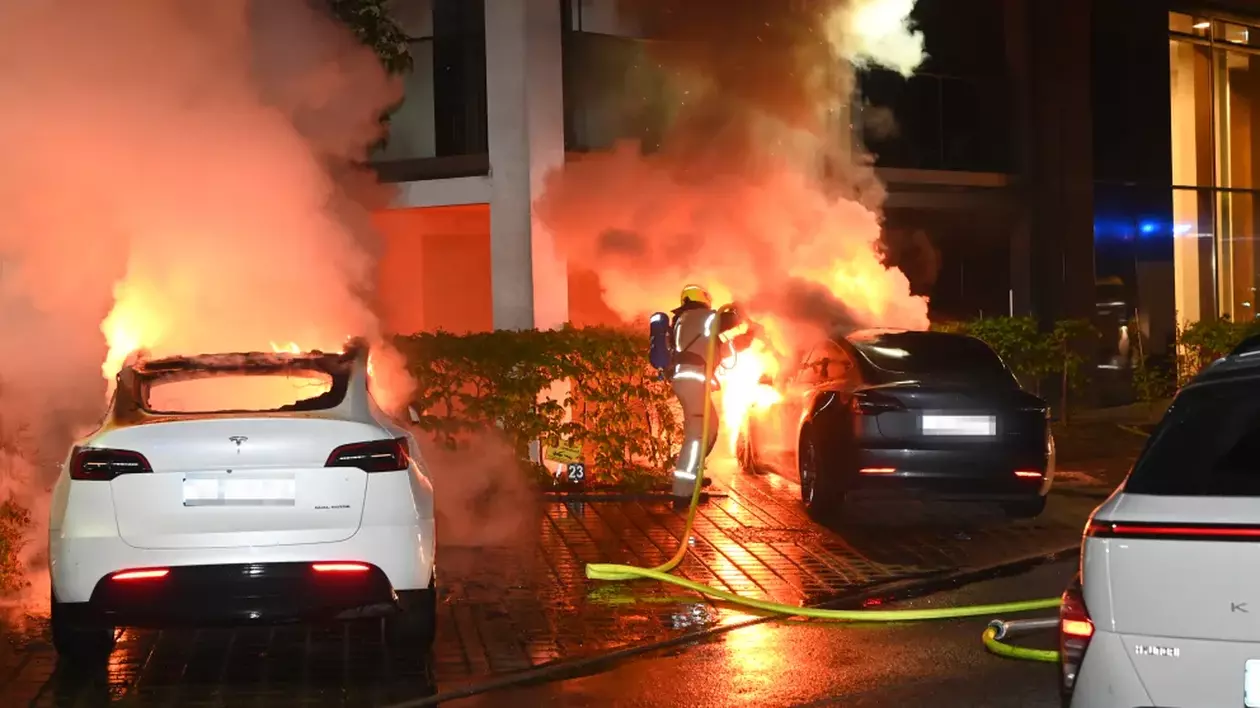 Două mașini Tesla parcate una lângă alta în fața unui bloc au ars, în Berlin