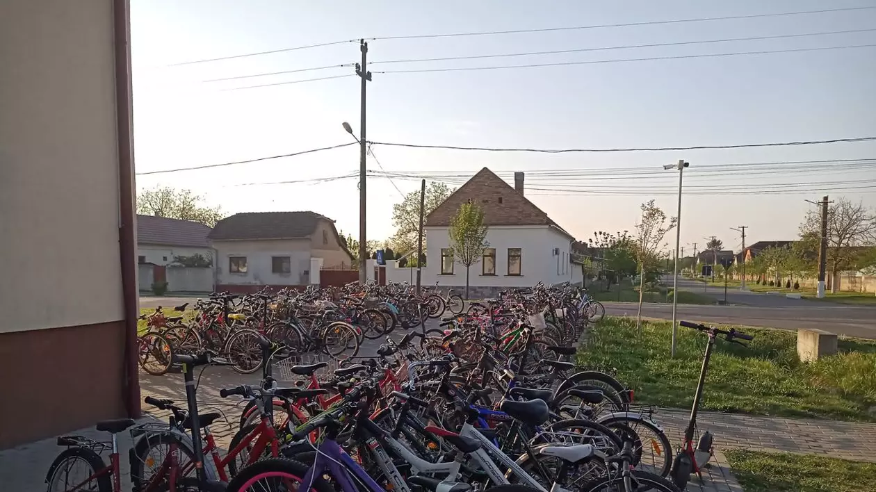 Imagini cu zeci de biciclete în fața unei școli dintr-o comună din Arad, unde autoritățile spun că jumătate dintre elevi pedalează