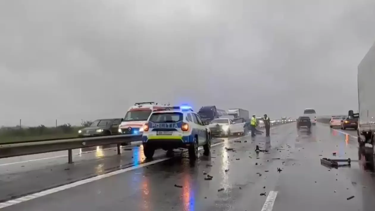 Un şofer a murit, după ce a intrat cu maşina în parapetul metalic dintre sensurile de mers ale autostrăzii A1 | VIDEO