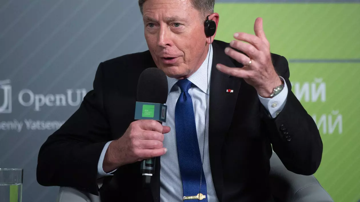 David Petraeus luând cuvântul la Forumului de Securitate de la Kiev Foto: Hepta