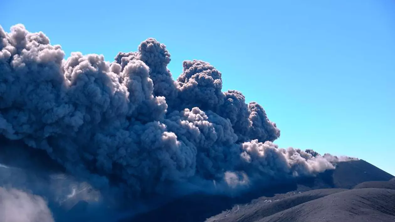 Vulcanul Ebeko din Insulele Kurile a erupt din nou. A aruncat o coloană de cenușă la o înălțime de 3 kilometri