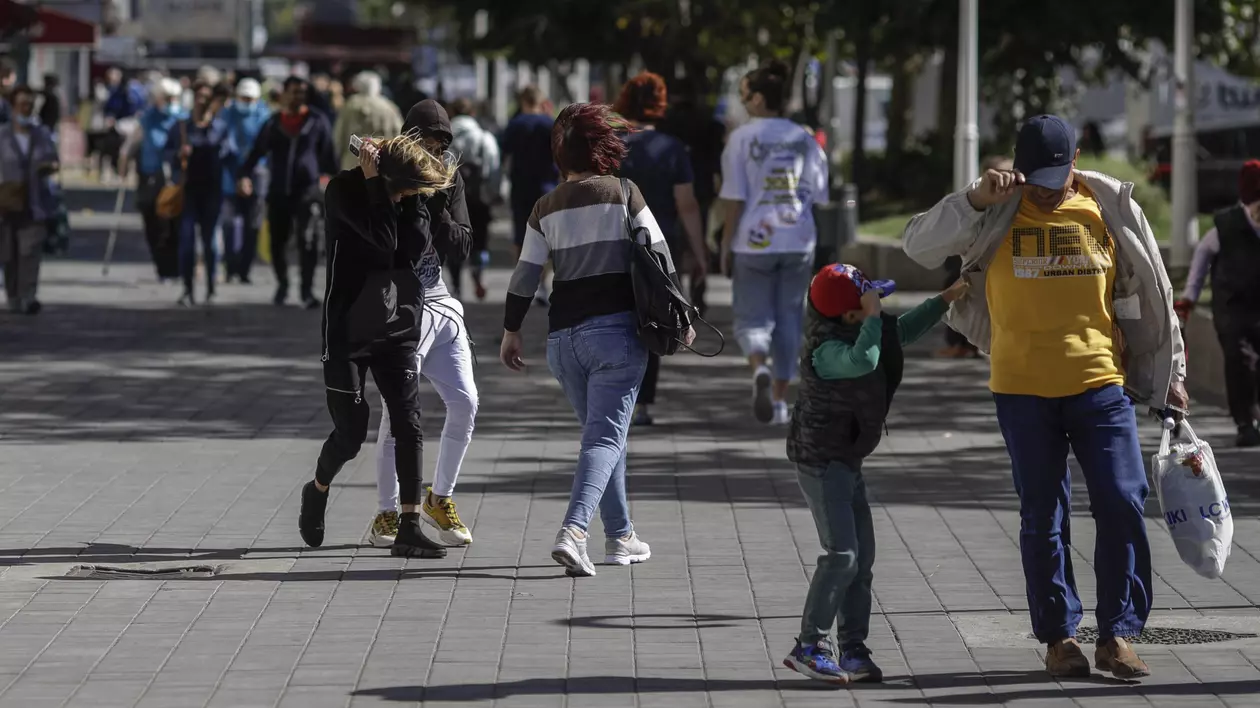 Cod portocaliu de vânt puternic în București și Ilfov, până diseară. Recomandările autorităților pentru populație