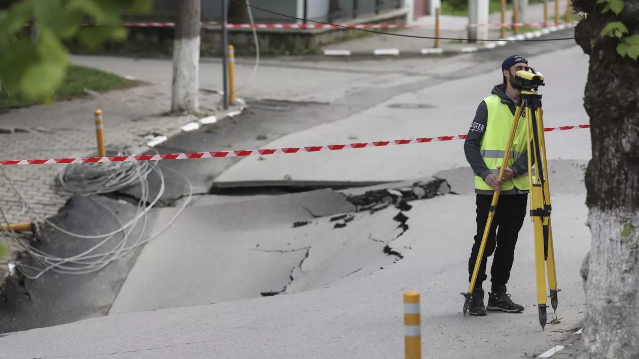 Zona străzii surpate din Slănic Prahova dă semne de stabilizare, anunță Prefectura