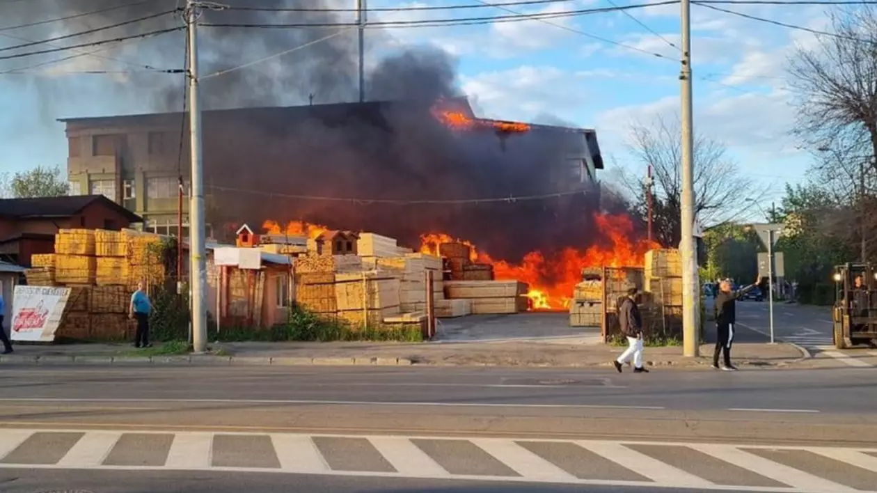 Incendiu violent la un depozit din București. Mari degajări de fum, zeci de oameni au fost evacuați