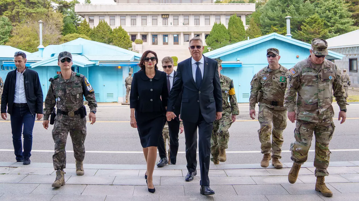 Primele imagini cu Klaus Iohannis în Coreea de Sud. A vizitat zona demilitarizată dintre cele două Corei