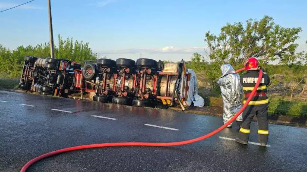 Trafic blocat pe DN 2, la Mărăşeşti, după ce o cisternă cu etanol s-a răsturnat. Şoferul a murit