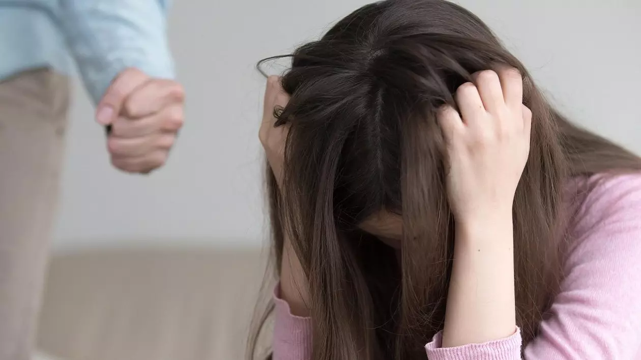 „M-am aruncat pe fereastră, ca să scap!” O româncă din Italia a povestit cum o amenința soțul că se va preda poliției cu capul ei în mână