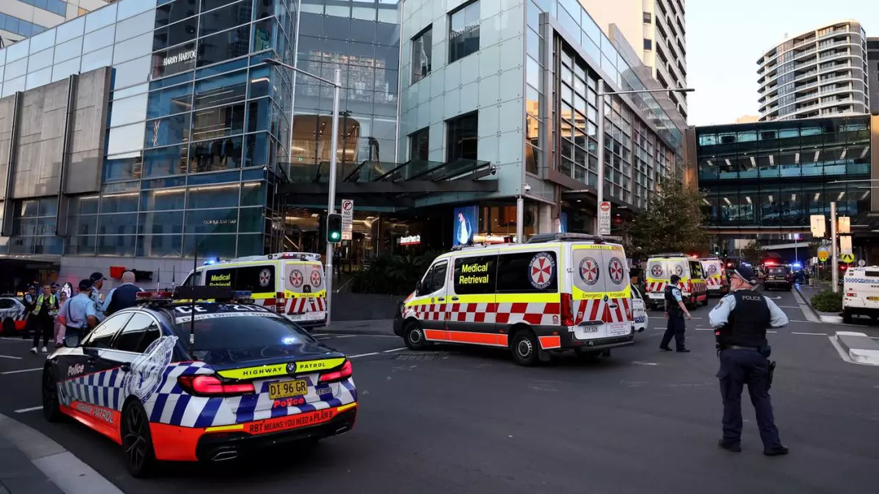 Atac armat la un mall din Sydney. Șase oameni au fost înjunghiați mortal și alții sunt la spital în stare gravă. Atacatorul, ucis