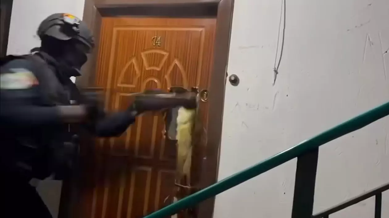Reacții după ce Poliția a publicat un video de 5 secunde cu mascații care sparg ușa unui apartament: „De ce nu sună la sonerie, poate iese omul?”