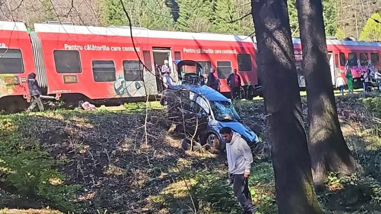 Maşină cu numere de corp diplomatic, lovită de tren în Brașov. Cum s-a petrecut accidentul